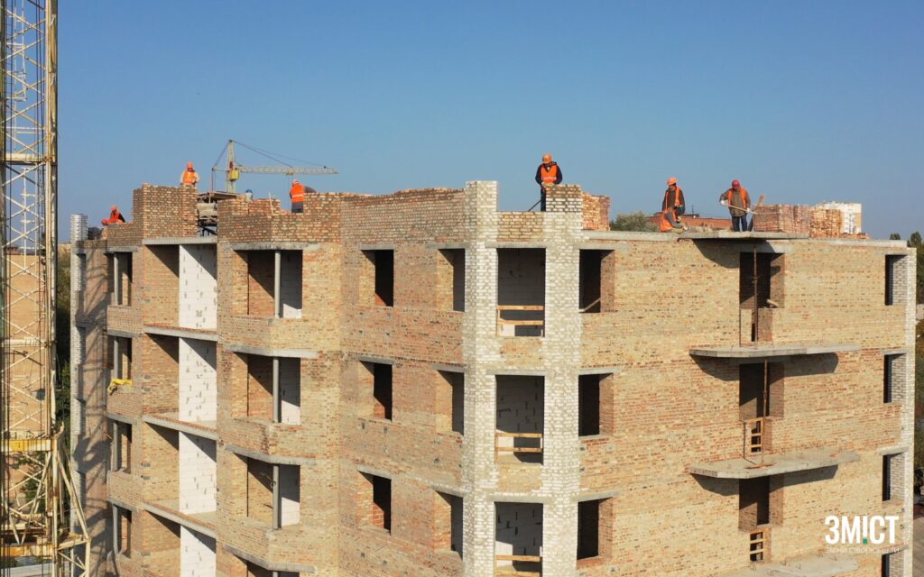 Працівники вже звели шість поверхів і перейшли на сьомий