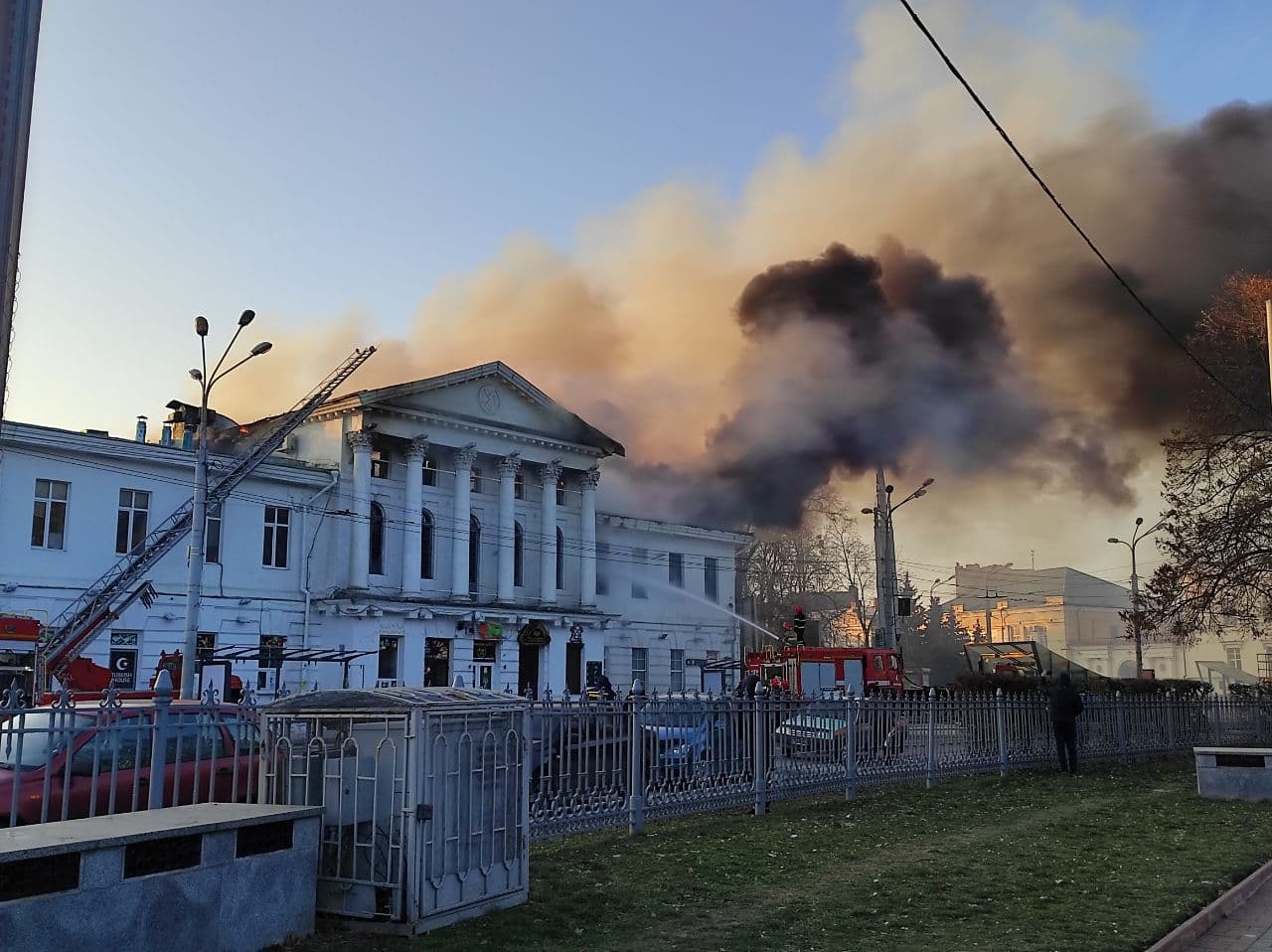 У будівлі триває гасіння пожежі