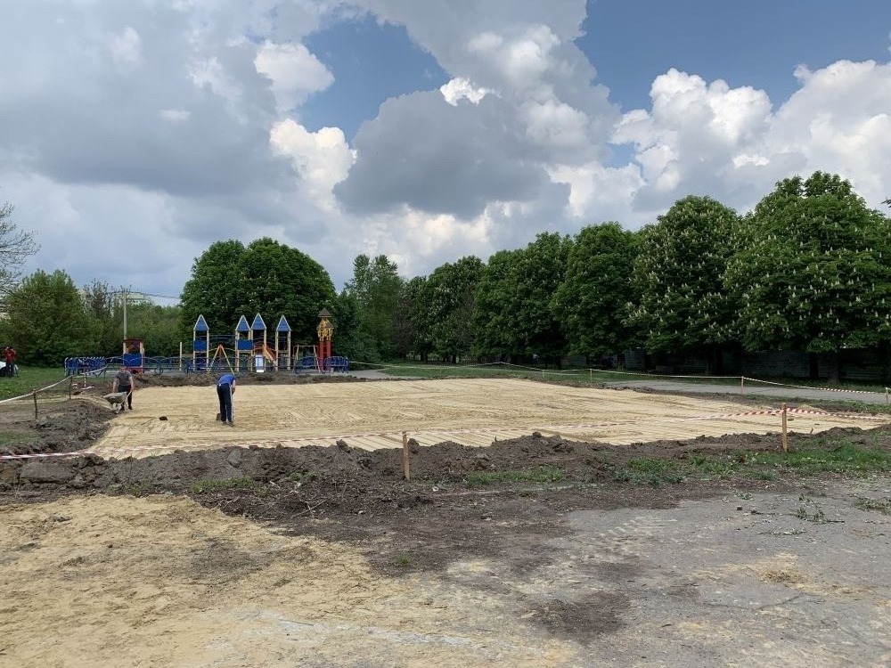 Майданчик на якому будують скейтпарк