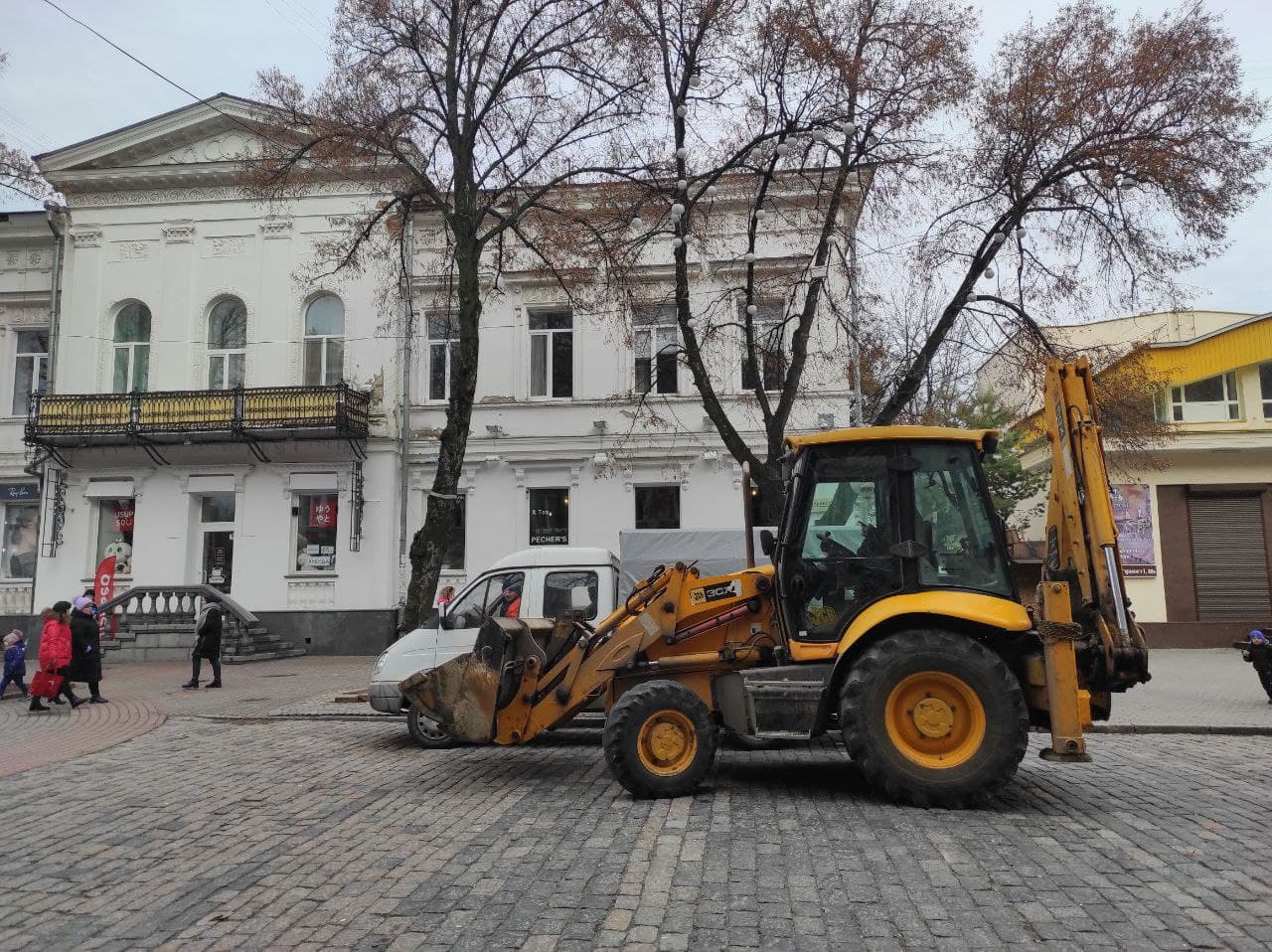 Поблизу «Злато місто» у центрі Полтави ліквідовують провалля