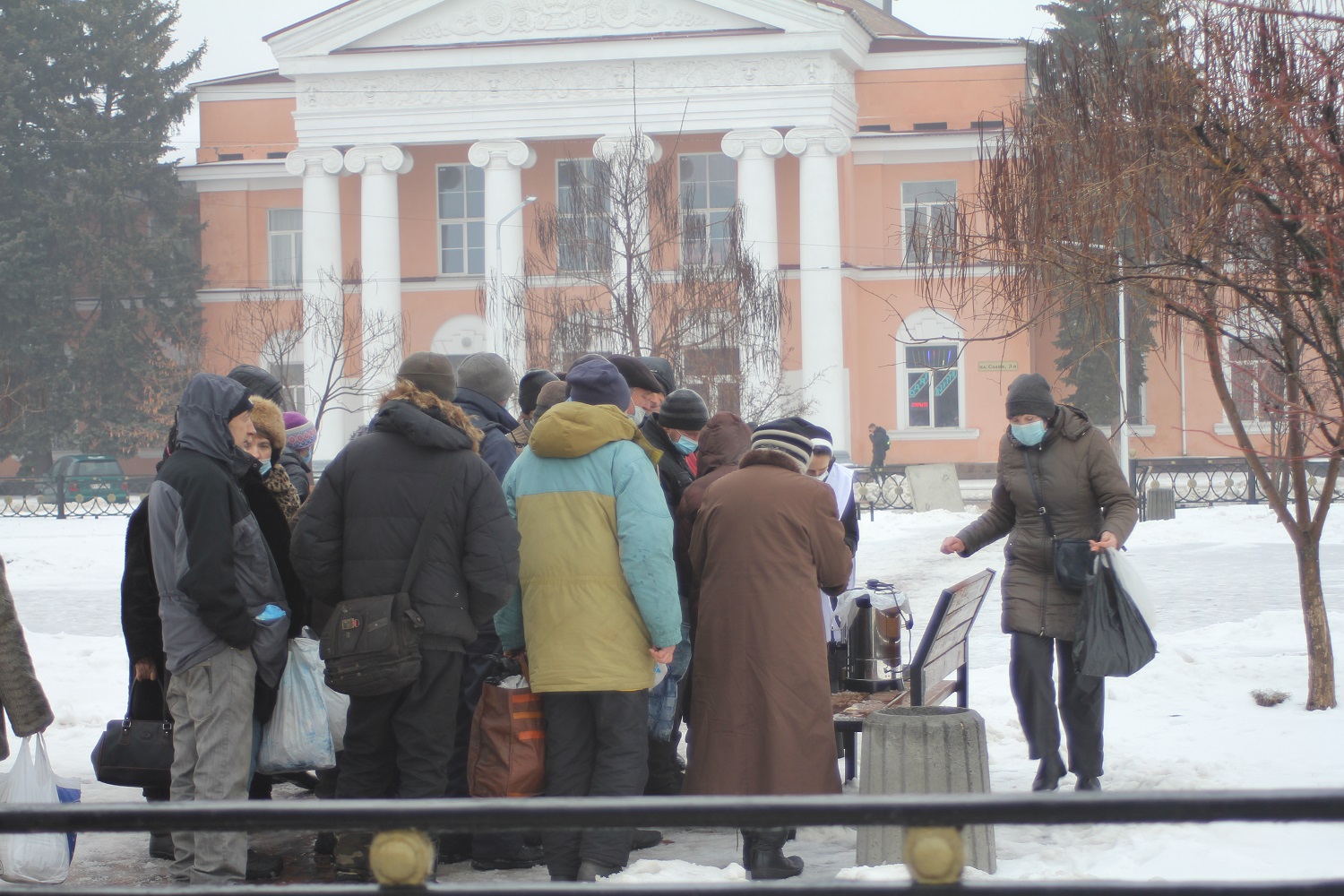 Історії людей, які приходять на полтавські вокзали за безкоштовними обідами