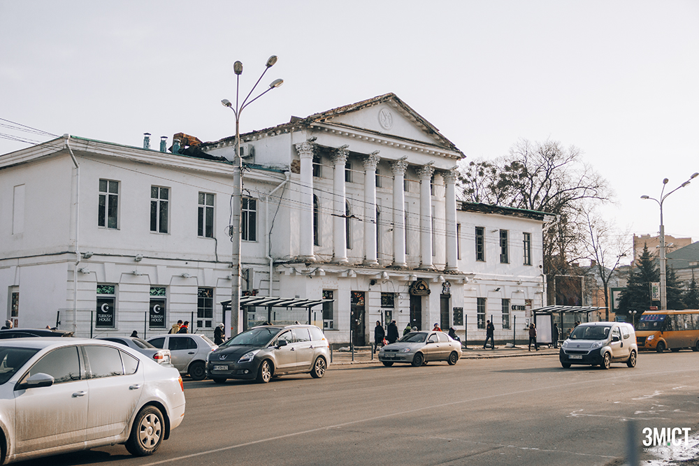 На одній з будівель ансамблю Круглої площі планують встановити меморіальну дошку українській вишивальниці
