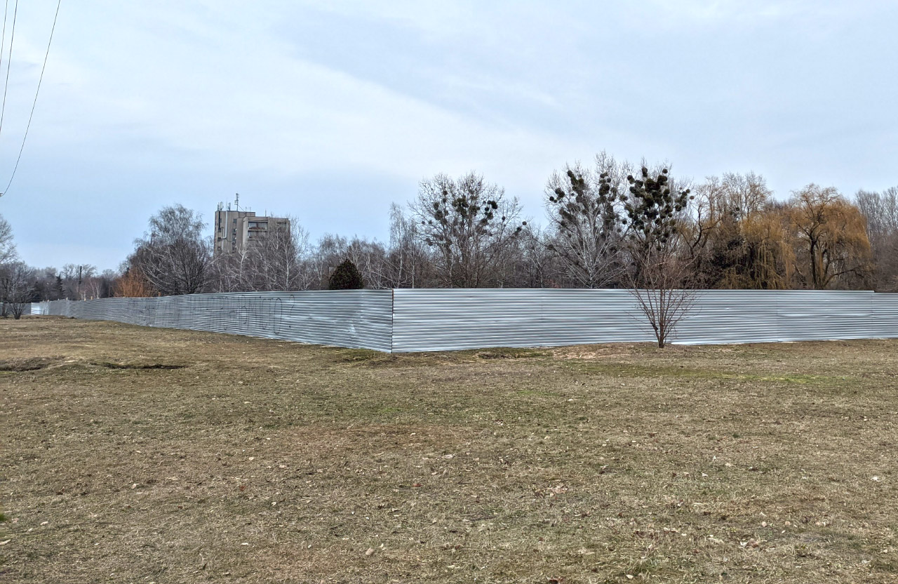 Паркан на території між готелем «Турист» та Прирічковим парком