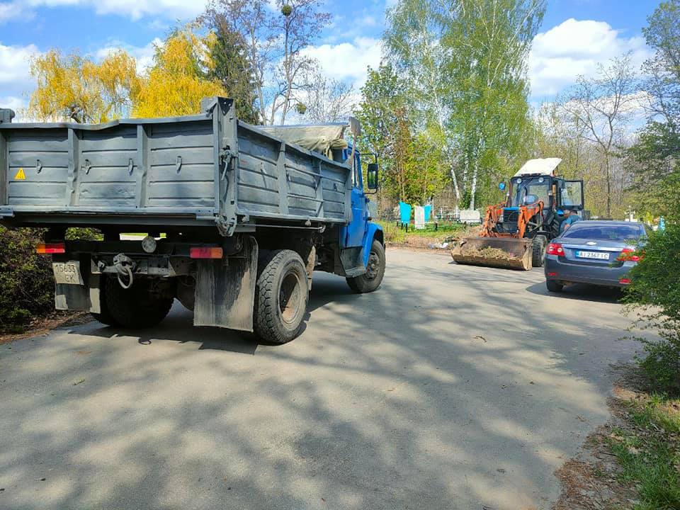 Для прибирання сміття на кладовищах у Полтаві залучать додаткову техніку