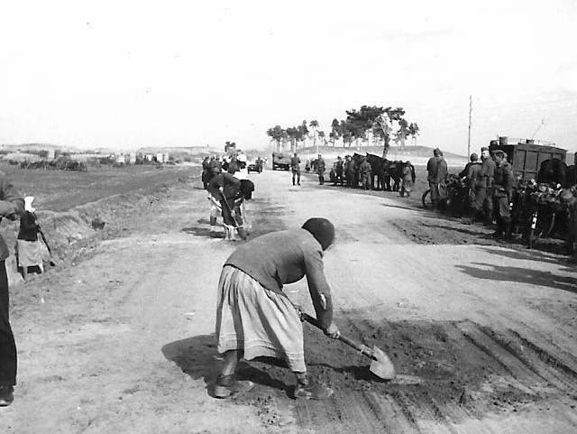 Постановочні фото, де українські жінки нібито щиро вітають німецького «визволителя» (Фото – ar25.org)