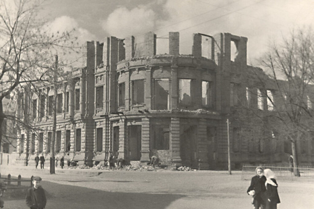 Постановочні фото, де українські жінки нібито щиро вітають німецького «визволителя» (Фото – ar25.org)