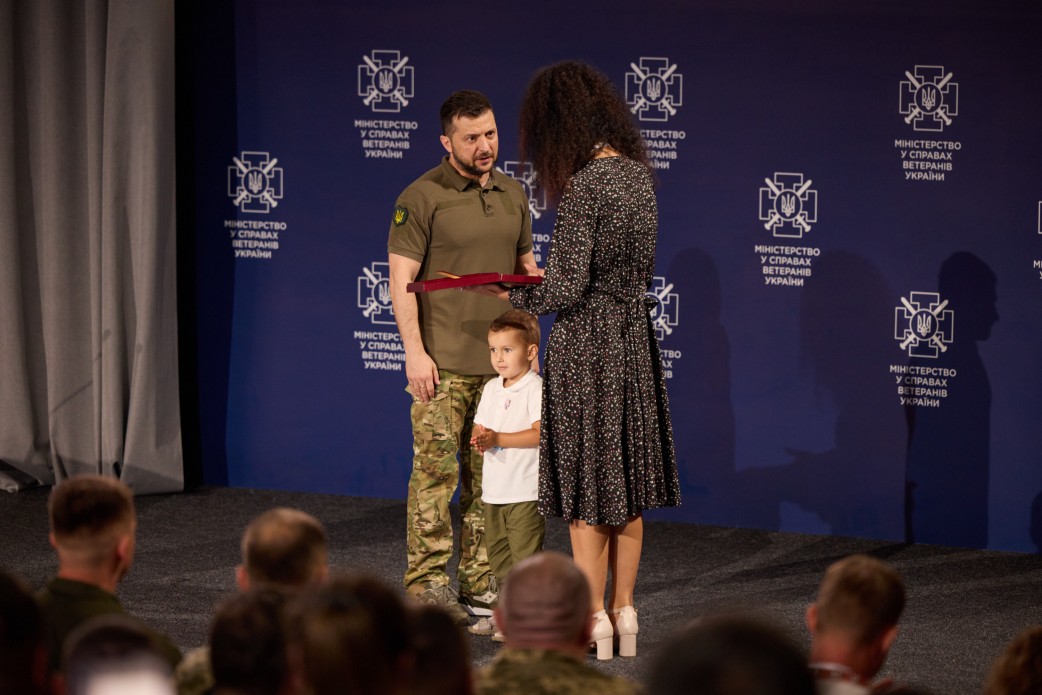 Врученян відзнаки родині Героя України