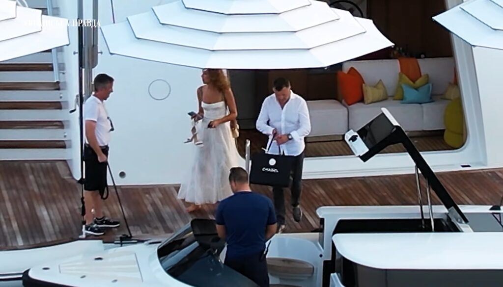 Ресейде әйелі мен күйеуі арасындағы шынайы жеке сексті қараңыз Табиғи салбыраған кеуделер