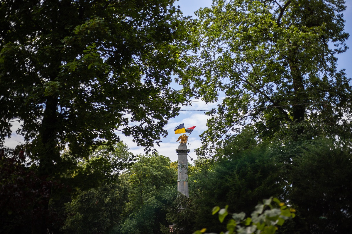 Монумент слави