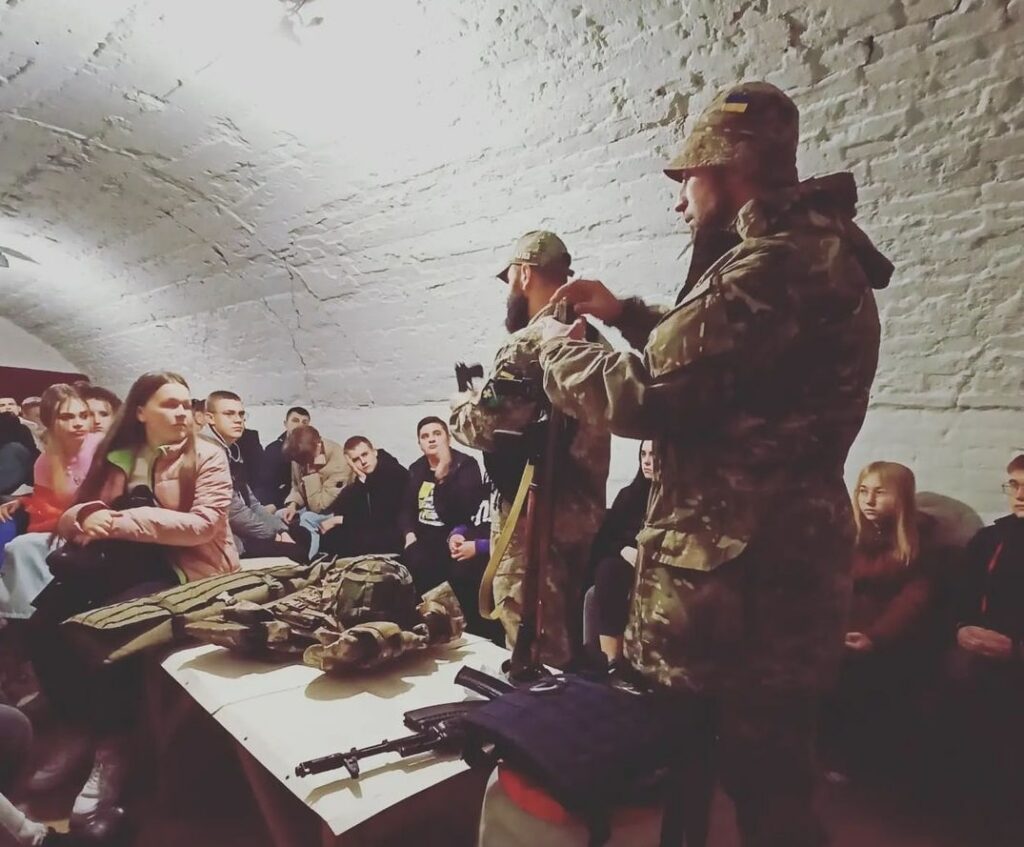Полтавські школярі вивчають «Захист України» в укритті