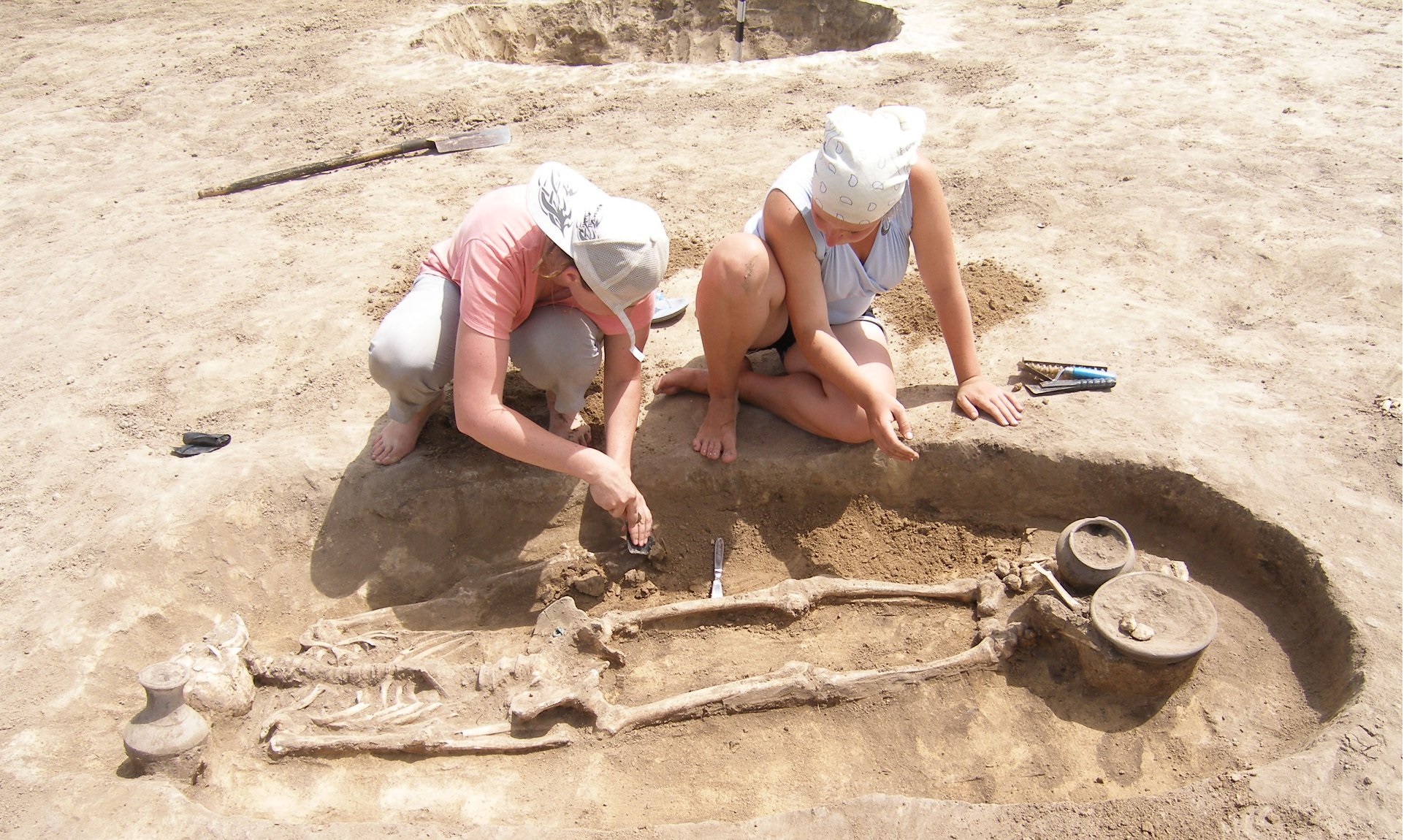 Черняхівська культура. Шишацький могильник. Полтавщина. Розкопки одного із поховань другої половини 4 ст.
