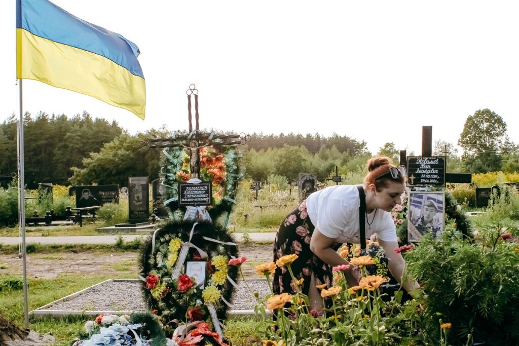 Полтавка доглядає могилу коханого, який загинув 24 лютого