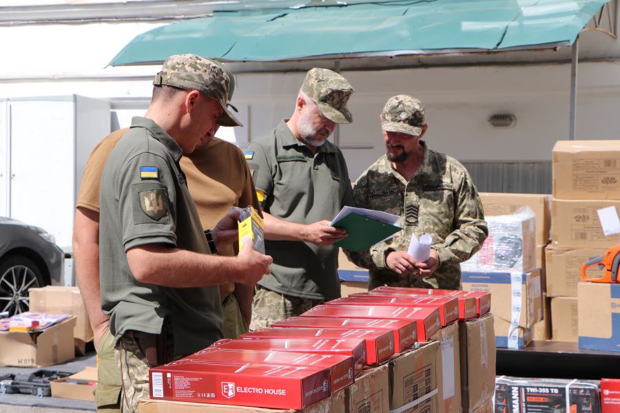Військові отримують допомогу за «Полтавським спротивом». Ілюстратине фото