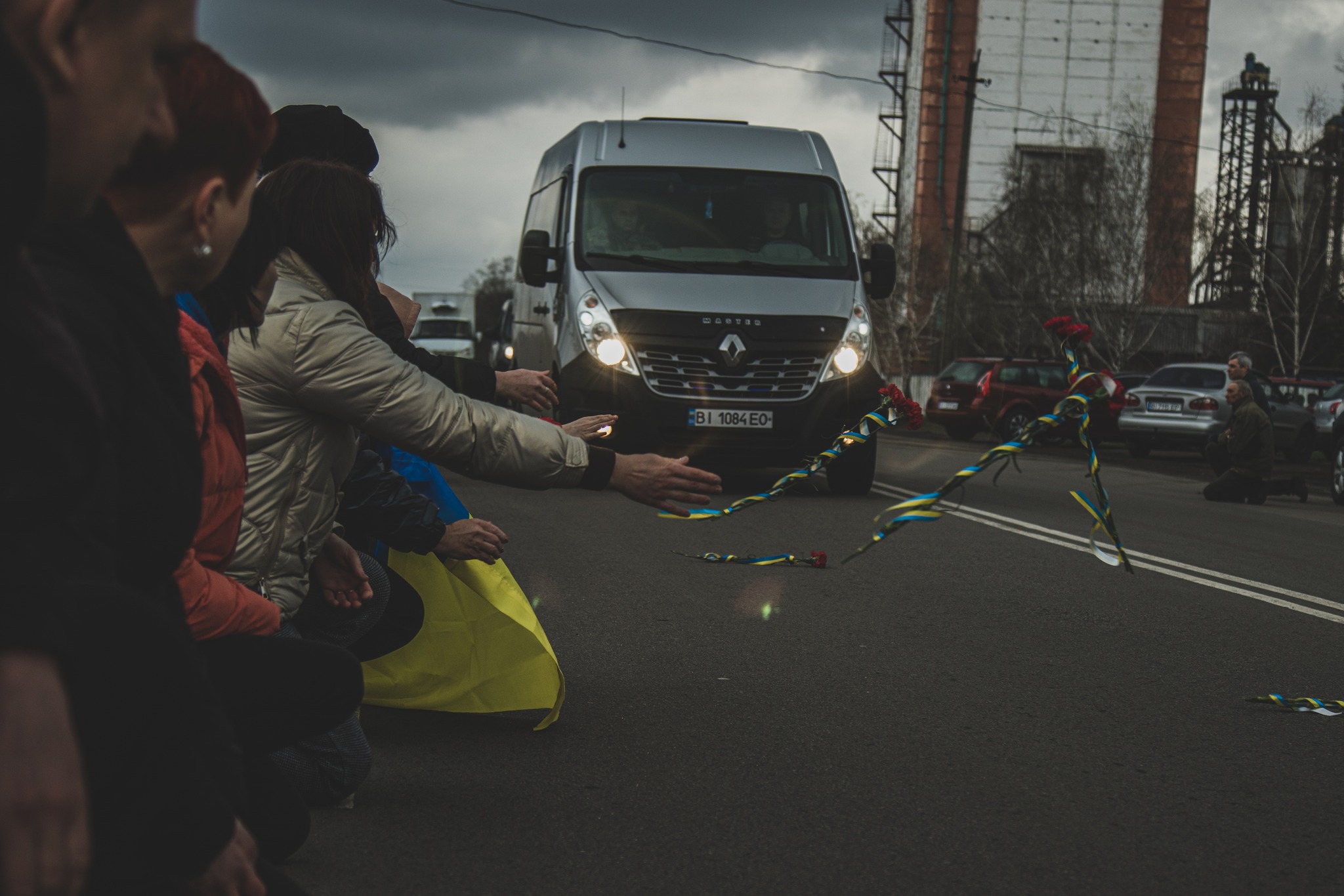Миргороці зустрічають полеглого герояполеглого г