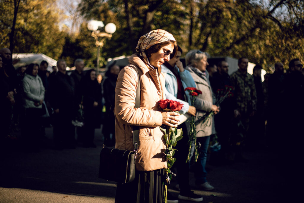 Ілюстрація. Жінка віддає шану полеглим, Полтава, 2022