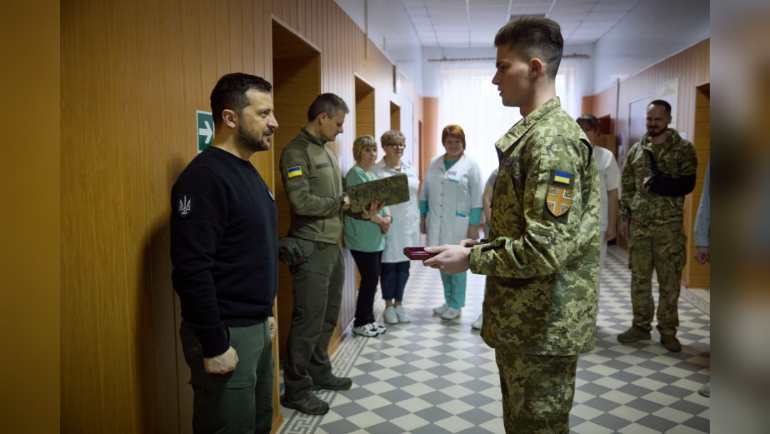 Президент нагороджує Антона Соколенка