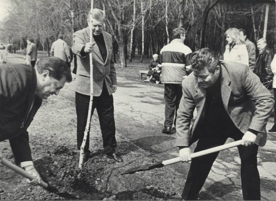 Перший міський голова Полтави часів Незалежності, Анатолій Кукоба саджає дерево. Початок 2000-х. Фото Володимира Сулименка