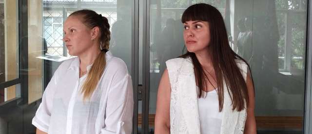 Інна Топчій (у сорочці)