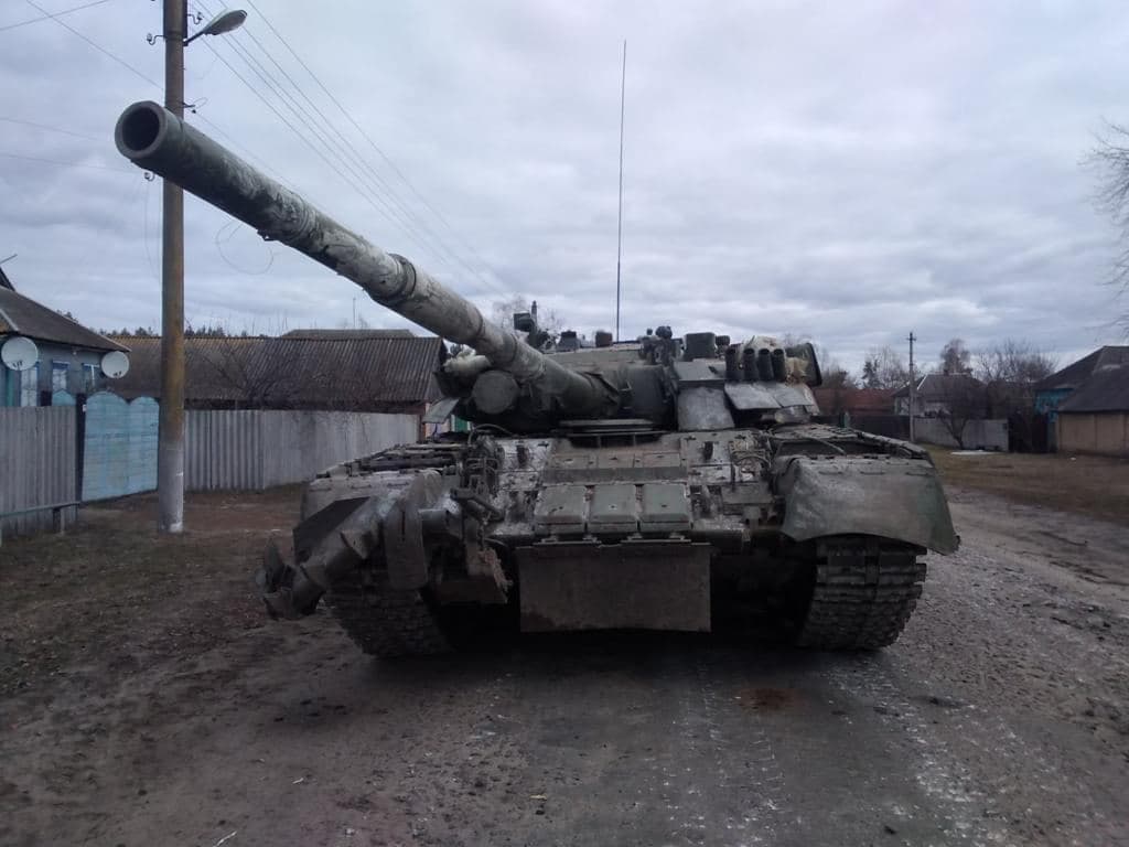 Російський танк у селі на Полтавщині