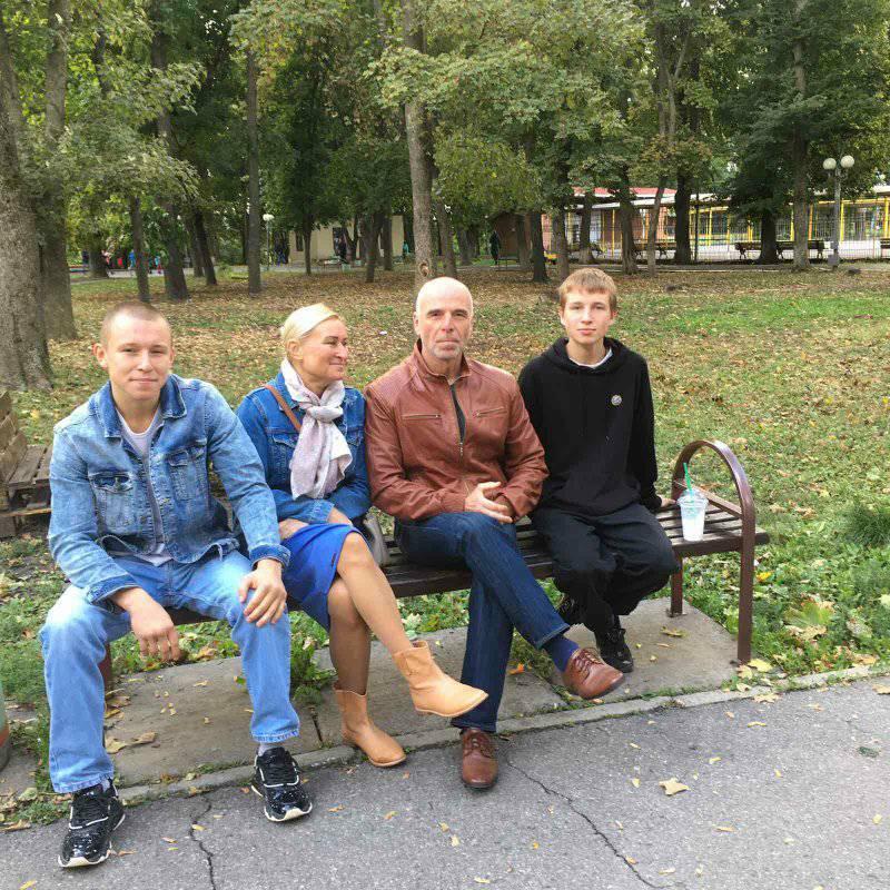 Артем Шанда з родиною