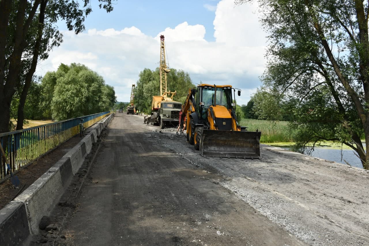 Ремонтом доріг на Полтавщині одночасно займають...