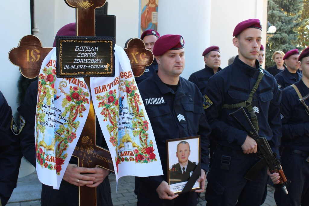 захисниками