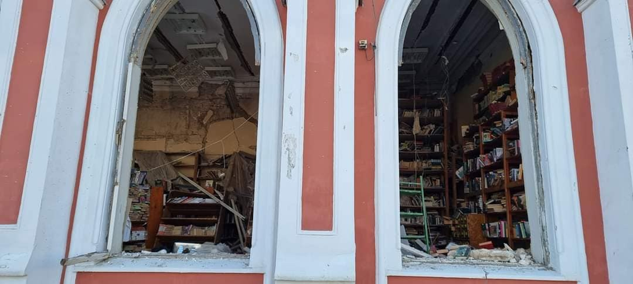 Ілюстративне фото. Пошкоджена обстрілом обласна юнацька бібліотека в Чернігові, що є пам’яткою архітектури