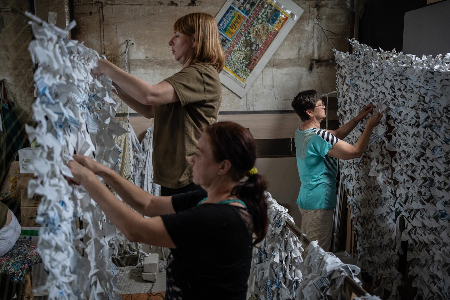 Ілюстративна світлина. Волонтери на замовлення військових плетуть маскувальні сітки