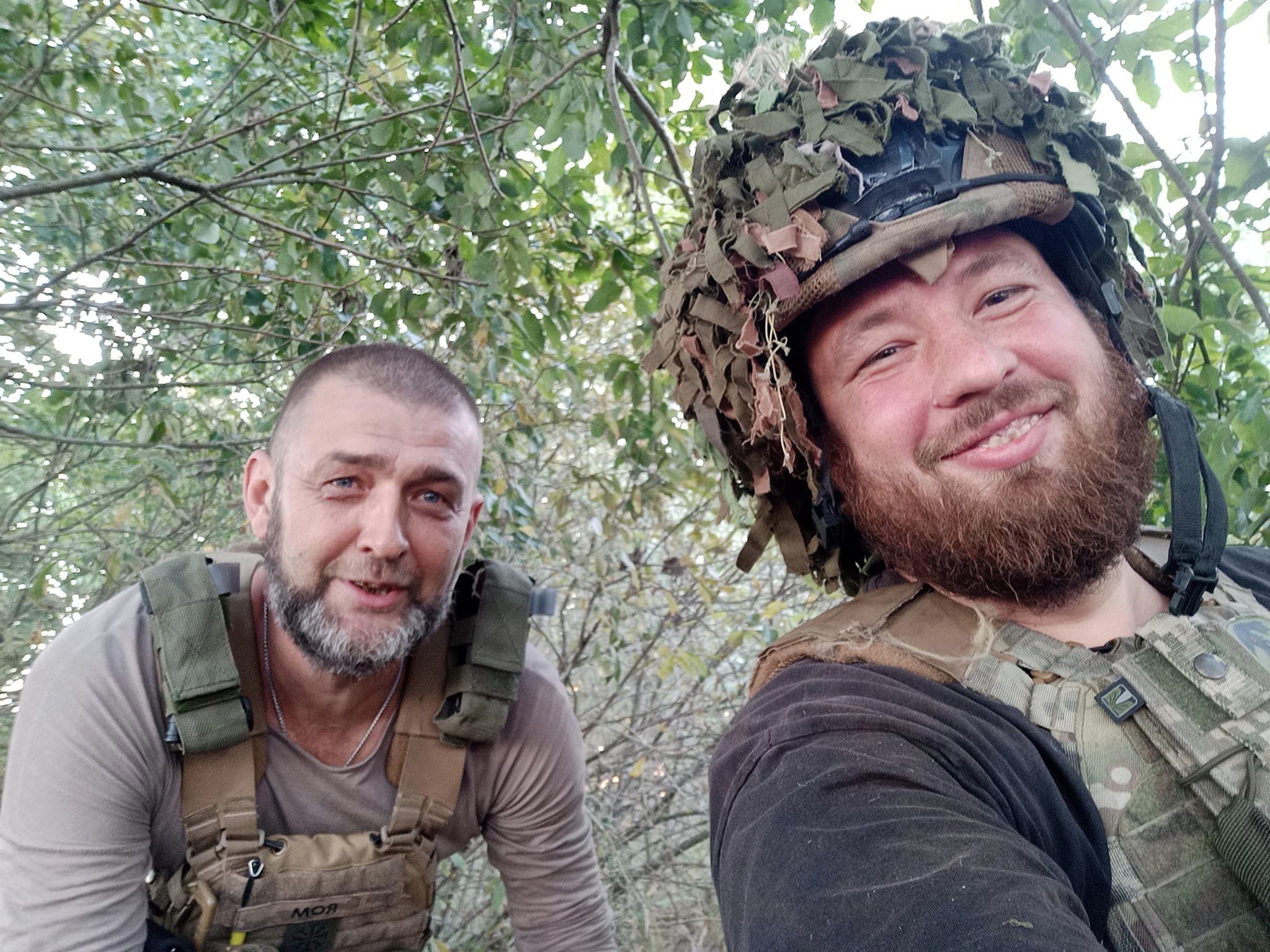 Олекса Коба (у шоломі) з побратимом