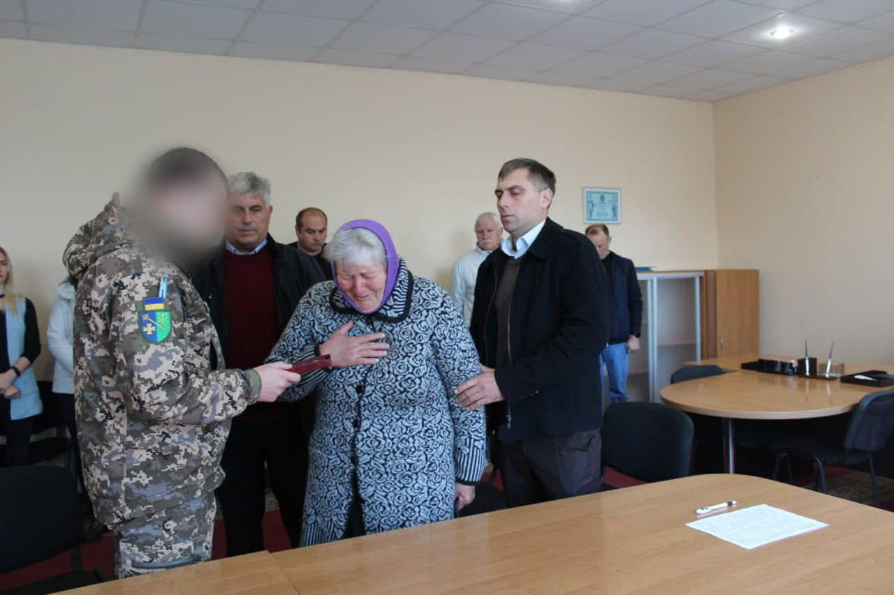 Орден загиблого передають матері й брату воїна