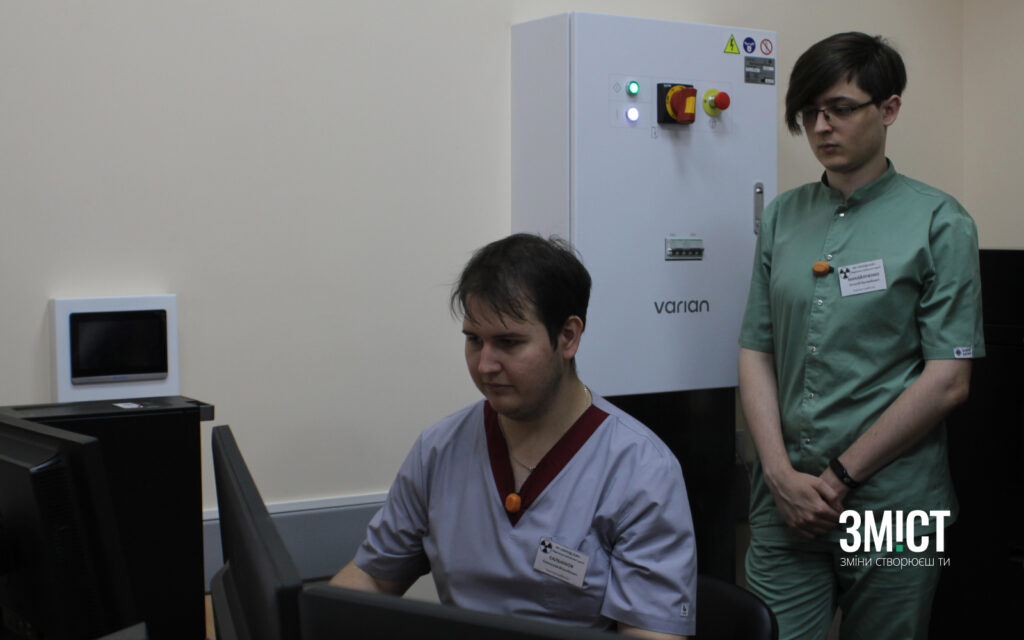 Інженери-радіологи, які керують роботою лінійного прискорювача в полтавському онкодиспансері