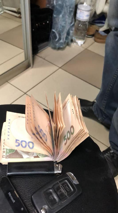 Вилучені гроші під час затримання Яхненка