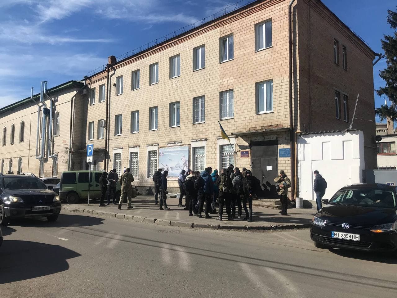 Черга до полтавського військкомату в перший день повномасштабного вторгнення