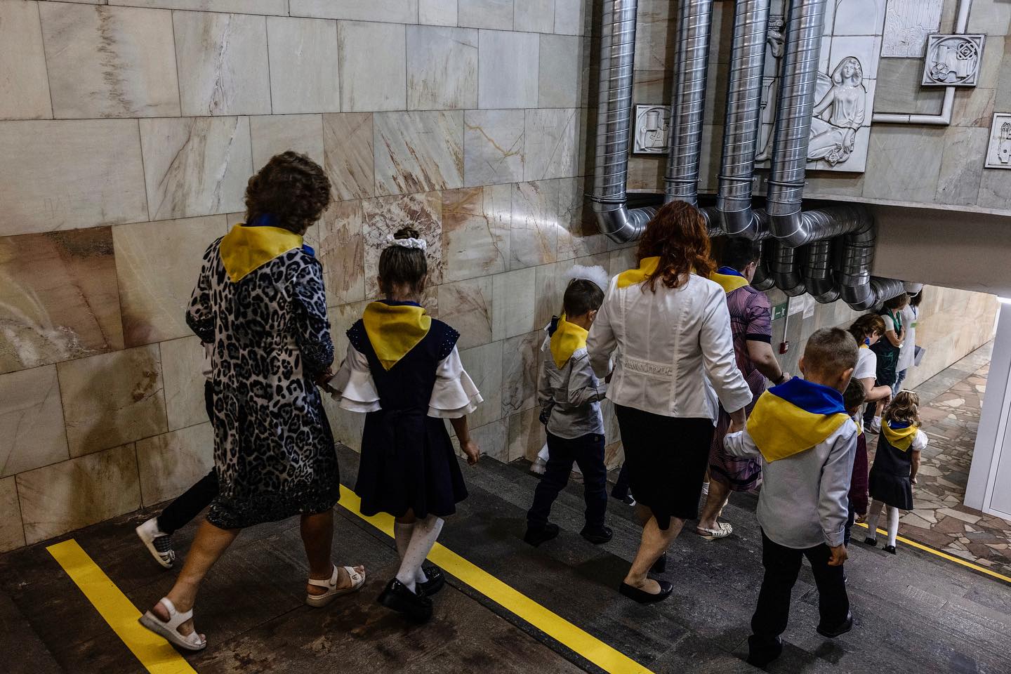 Ілюстративне фото. Діти йдуть в укриття в Харкові