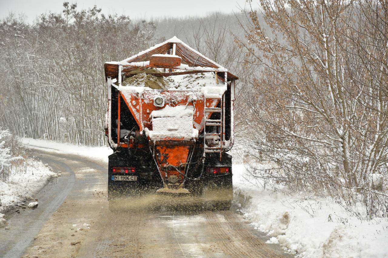 Ілюстративне фото. Дорожники обробляють шляхи Полтавщини протиожеледною сумішшю