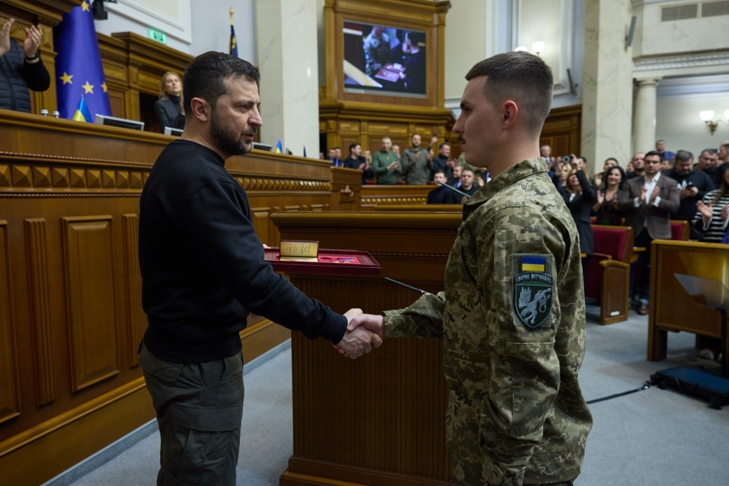 Майору Вадиму Ворошилову вручають орден «Золота Зірка»