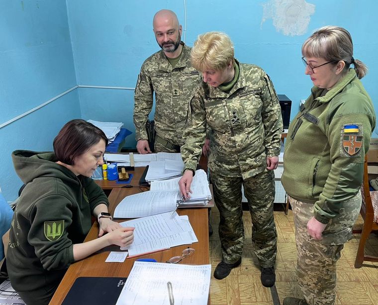 Ексзаступниця міністра оборони Ганна Маляр та командувачка Медичних сил ЗСУ, генерал-майор медичної служби Тетяна Остащенко перевіряють роботу ВЛК у районі бойових дій