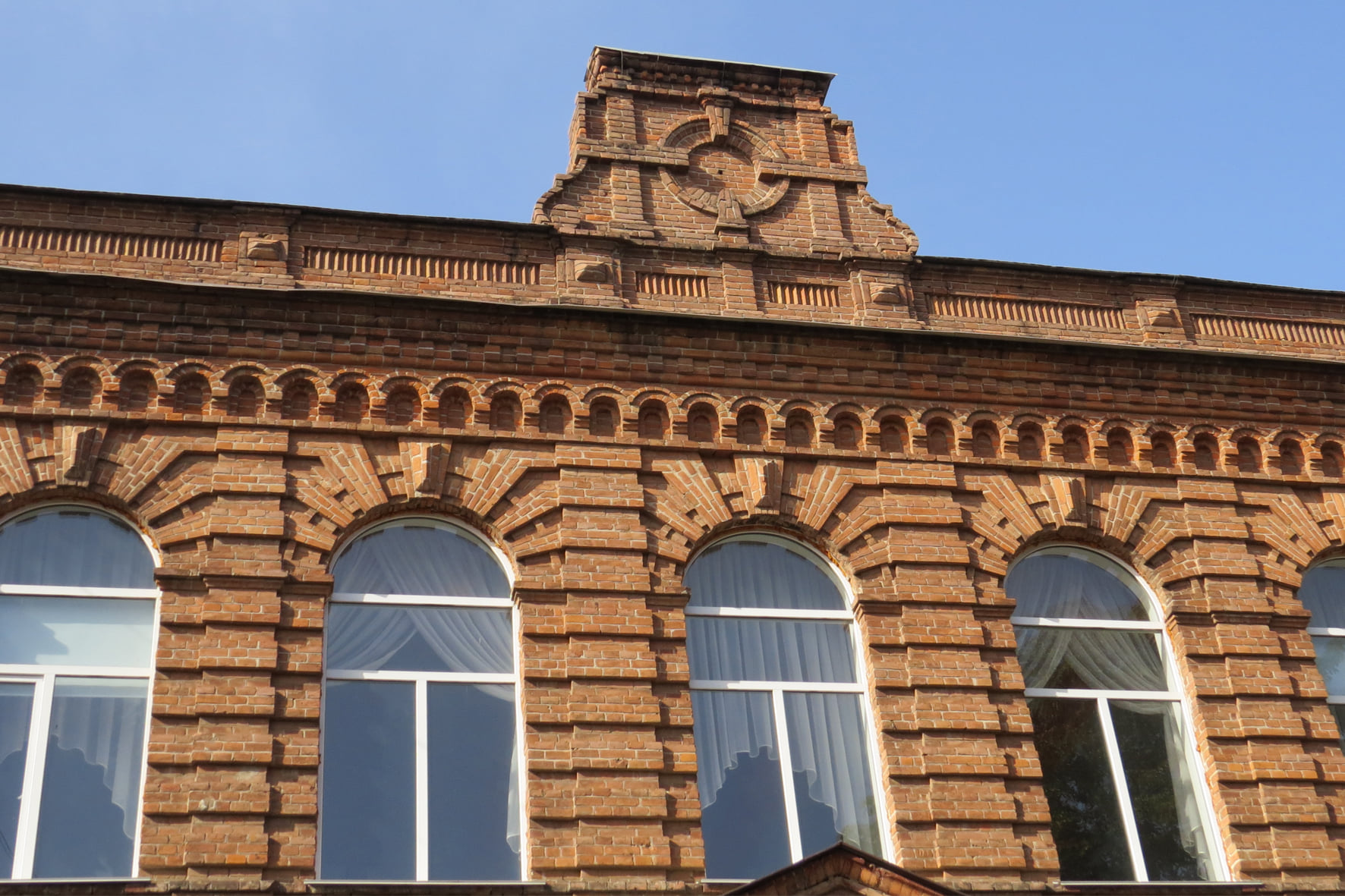 Будівля колишньої жіночої гімназії в Пирятині