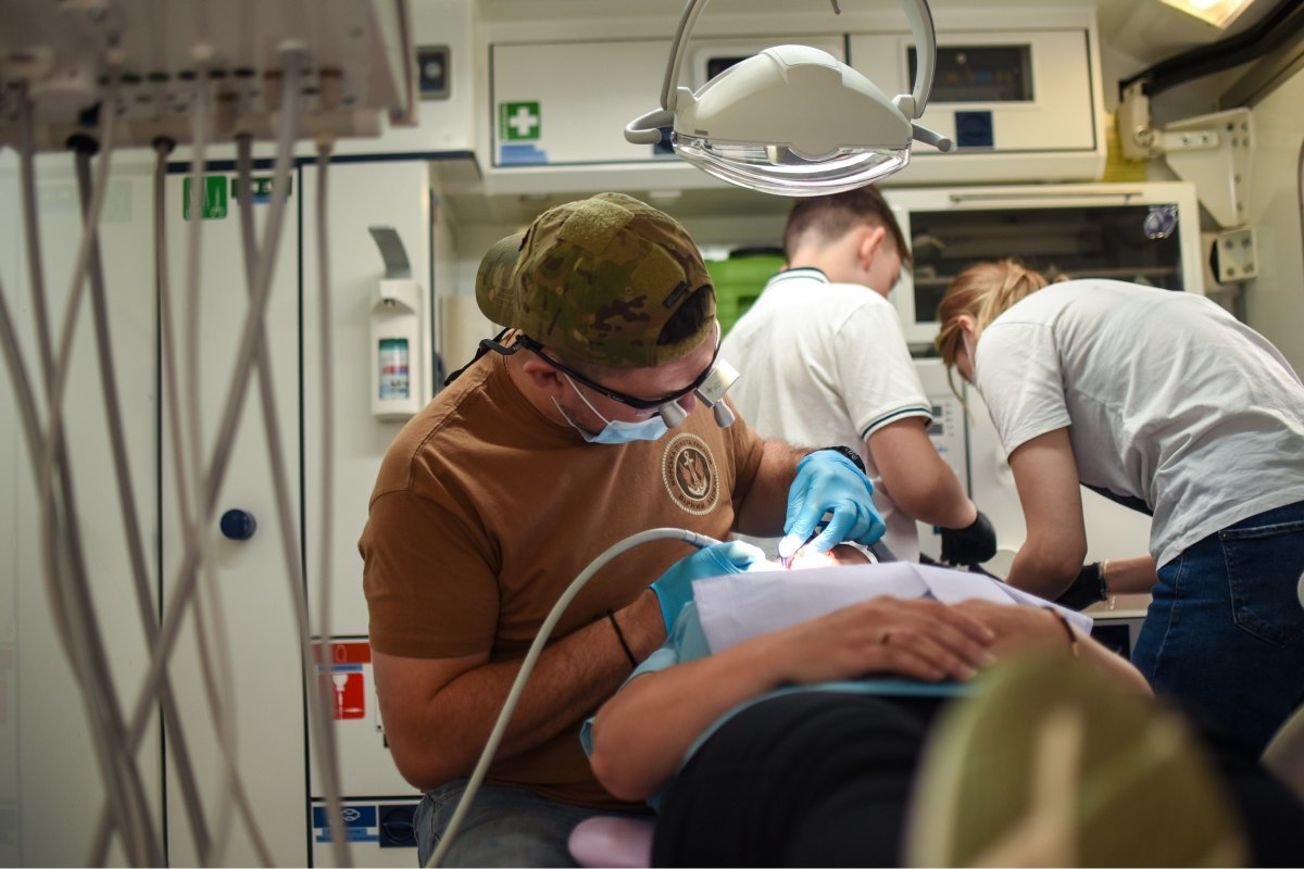 Ілюстративне фото. Стоматологи лікують бійців на фронті