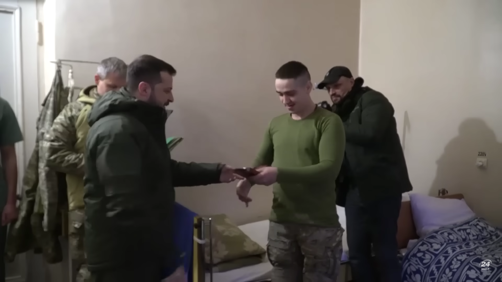 Володимир Зеленський нагороджує захисника Сергія Лаврова орденом