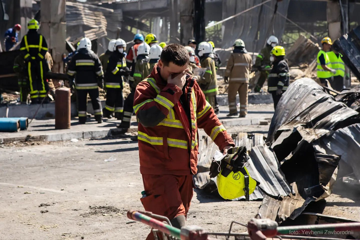 Роботи з ліквідації наслідків ракетного обстрілу «Амстору», 28 червня 2022 року.