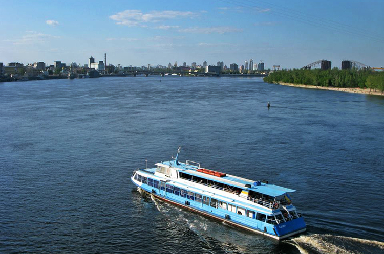 Судно на Дніпрі