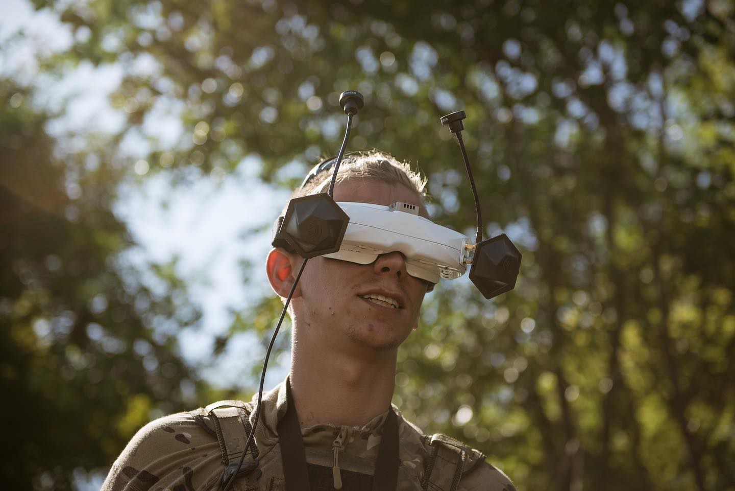 Український воїн керує FPV