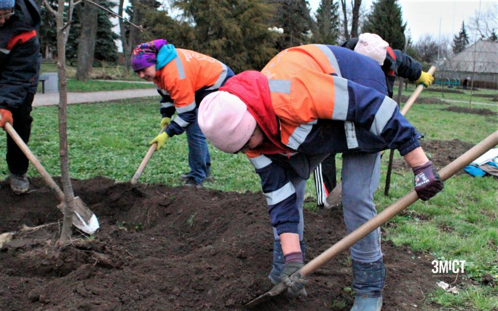 Комунальниці саджають дерева у 2023 році