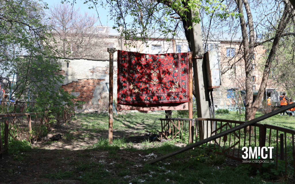 Життя довкола місця будинку продовжується: місцеві планують вибивати килим