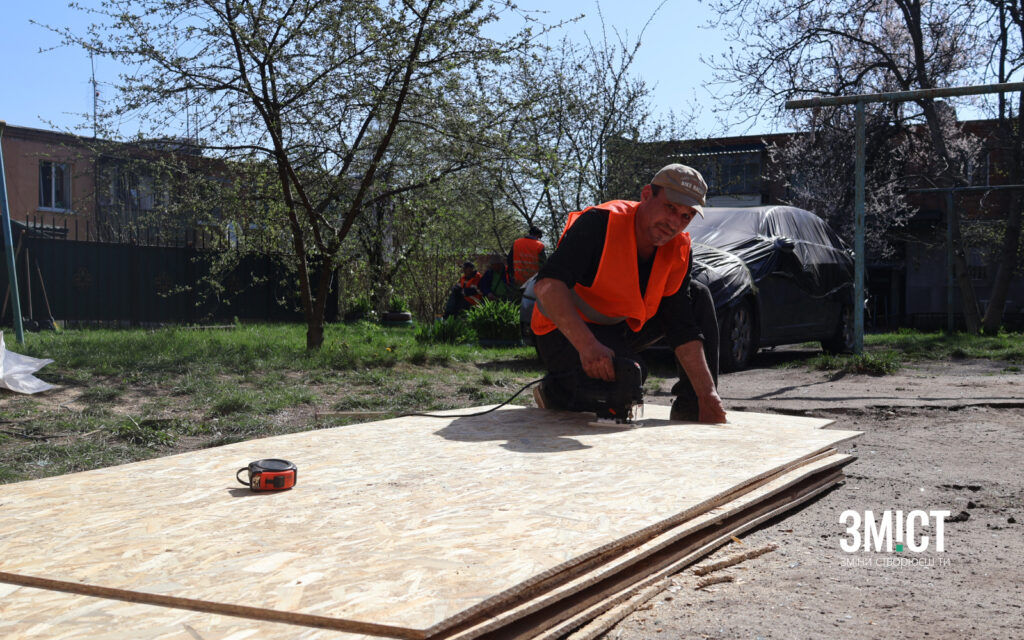 Замість розбитих вікон встановлять деревʼяні захисні елементи