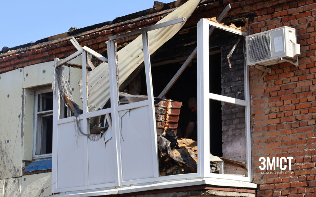 Понівечений ракетним ударом балкон. Зруйнований гуртожиток. 10 квітня 2024 року