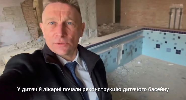 Валерій Пархоменко показує ремонт кабінету водолікування