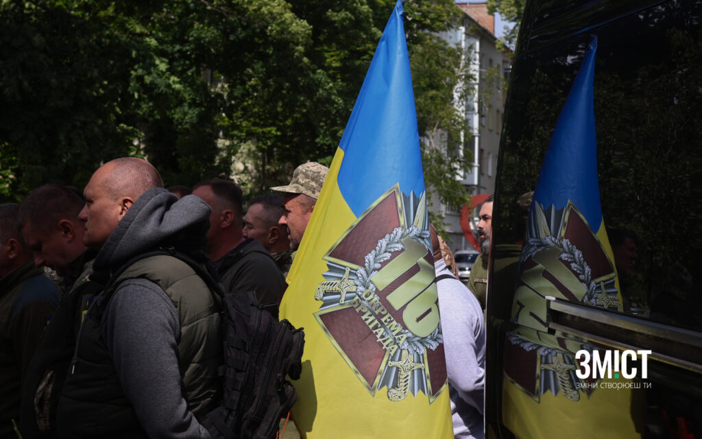 Побратими прощаються з товаришем. Прапор 116-ї бригади