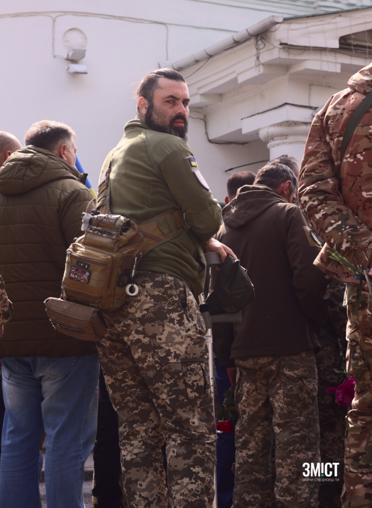 Український воїн прощається з побратимом